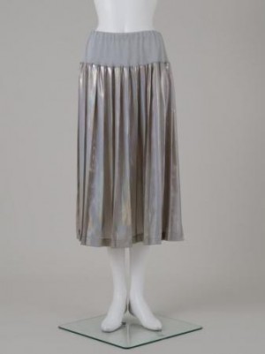 さえら【ナパータメロエ】夏らしいシャイニーなプリーツスカート